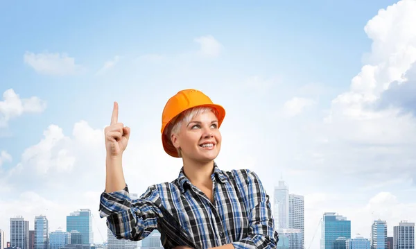 Hermosa mujer constructora en hardhat — Foto de Stock