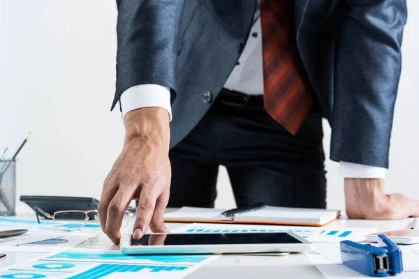 Empresario de pie cerca del escritorio de la oficina — Foto de Stock