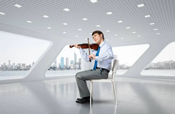 Jeune homme d'affaires jouant du violon — Photo