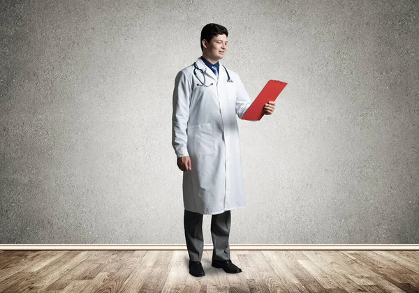 Retrato de um médico, segurando um tablet com documentos — Fotografia de Stock