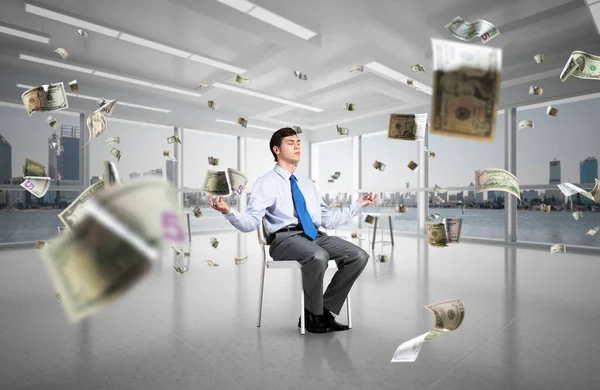 Joven empresario meditando en la oficina — Foto de Stock