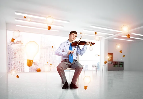 Joven empresario tocando el violín — Foto de Stock