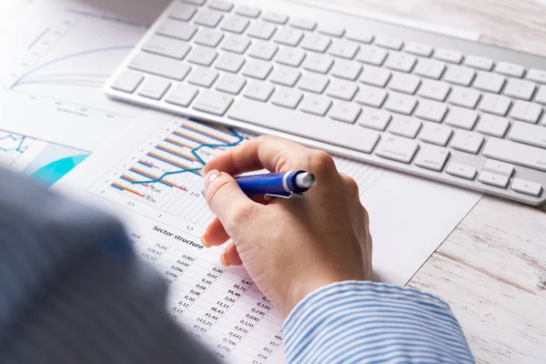 Investeringsförvaltare analysera finansiella diagram — Stockfoto