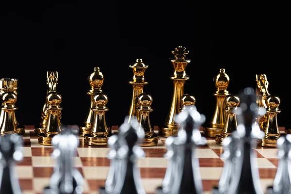 チェスボード上の金と銀のチェスの数字 — ストック写真