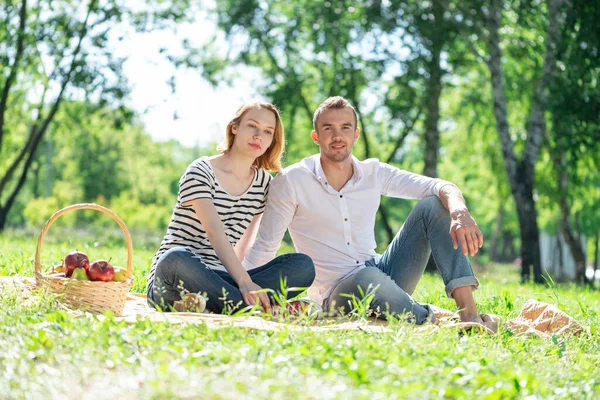 Pár na pikniku v parku — Stock fotografie