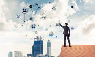 İş adamı çatı katında ağ oluşturma ve bağlantı c 'yi sunuyor