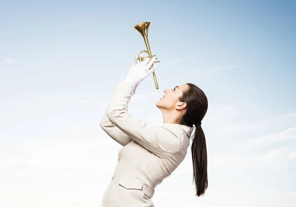 Gyönyörű nő játszik trombita sárgaréz — Stock Fotó