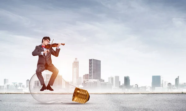 Jovem empresário toca violino — Fotografia de Stock