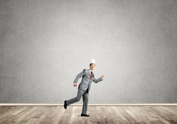 Rey hombre de negocios en traje elegante corriendo en habitación vacía —  Fotos de Stock