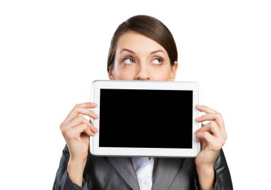 Tablet bilgisayarlı iş kadını başka tarafa bakıyor