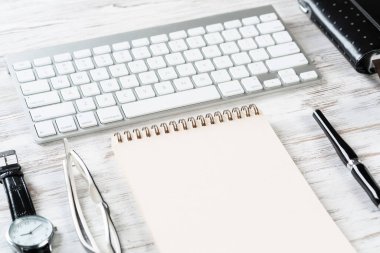 Malzemelerle dolu ofis çalışma alanı