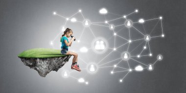 Kızın dürbünle baktığı dikkatsiz mutlu çocukluk kavramı