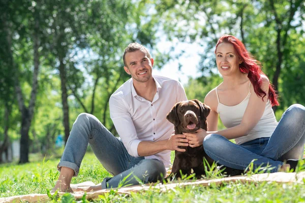 Paar mit Hund im Park — Stockfoto