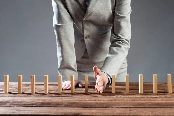 Imprenditrice che protegge il domino dalla caduta — Foto Stock