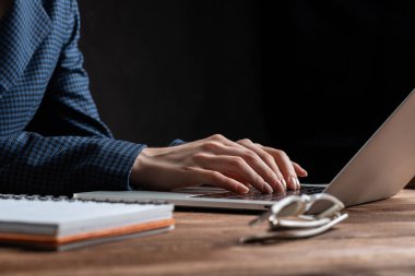 Dizüstü bilgisayarda uzanan kadın ellerini kapat.