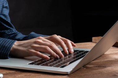 Dizüstü bilgisayarda uzanan kadın ellerini kapat.