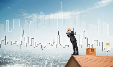 Çatıda duran ve dürbüne bakan mühendis. Karışık ortam