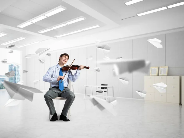 Joven empresario tocando el violín — Foto de Stock