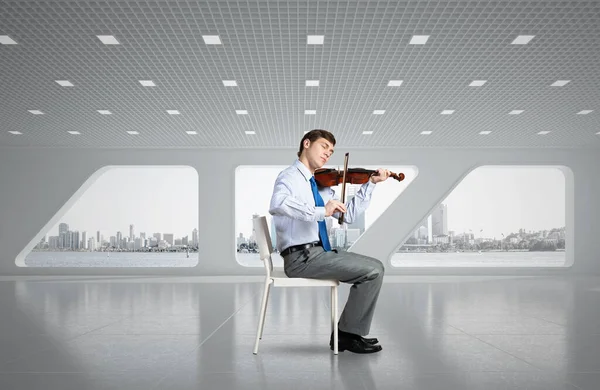 Joven empresario tocando el violín — Foto de Stock