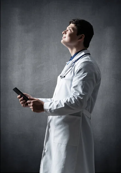 Dokter met een computer tablet — Stockfoto