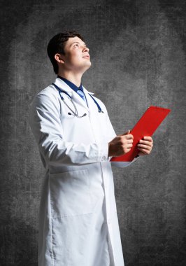 Belgeler için tabletli doktor