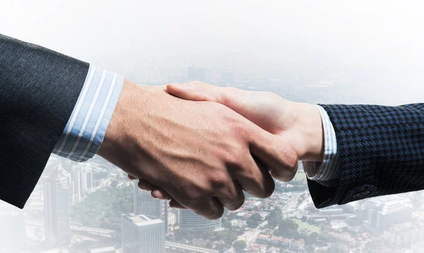 Närbild av handslag för affärsmän. — Stockfoto