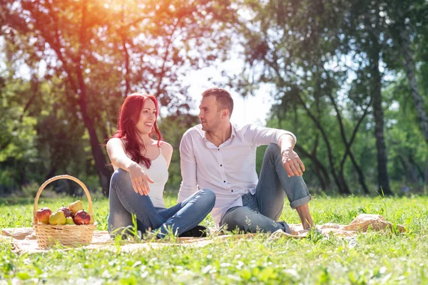 Paar op een picknick in het park — Stockfoto