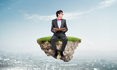 Kitabı olan genç bir öğrenci.