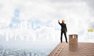 Erkek mimar mavi gökyüzüne modern şehrin siluetini çizer. Karışık ortam