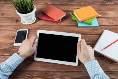 Tabletli bir işadamı, ofiste çalışıyor.
