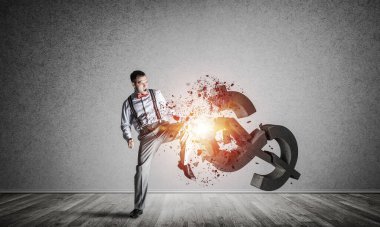 Boş beton odada azimli bir bankacı dolar bozuyor.