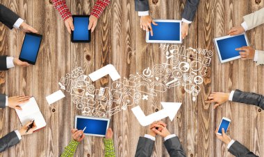 Masada oturan ve alet kullanan iş adamlarının en iyi görüntüsü.