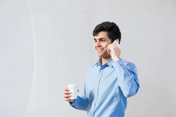 Young businessman talking on his cell phone — Stock Photo, Image