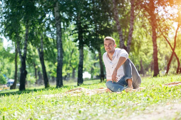 Giovane nel parco — Foto Stock