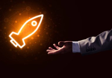 İnsan avuç içi teknoloji konsepti olarak Roket Web simgesini sunar