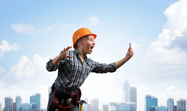 Mujer rubia expresiva en ropa de trabajo y hardhat — Foto de Stock