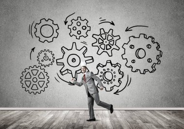 Zarif takım elbiseli kral işadamı boş odada ahşap zeminle koşuyor.