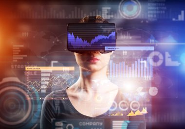 Genç bir kadının yakın plan portresi. VR teknolojisi kullanıyor