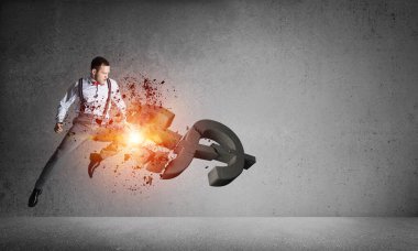 Boş beton odada azimli bir bankacı dolar bozuyor.