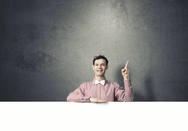 Vrolijke man met spandoek — Stockfoto