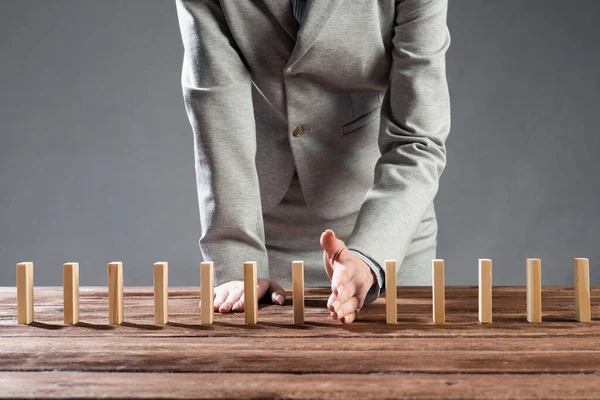 Obchodní žena ruční stop domino efekt — Stock fotografie