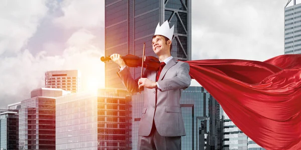 Concepto de poder y éxito con el superhéroe empresario en la gran ciudad — Foto de Stock