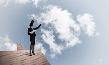 Kamera başlıklı kadınla güvenlik ve gizlilik koruması kavramı