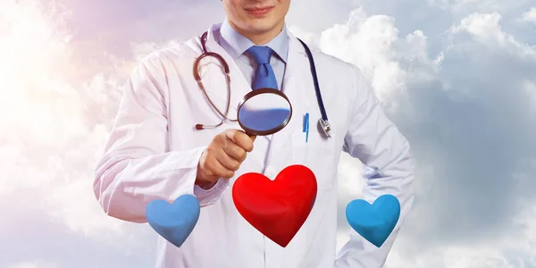 Arzt sorgt sich um Herzgesundheit — Stockfoto