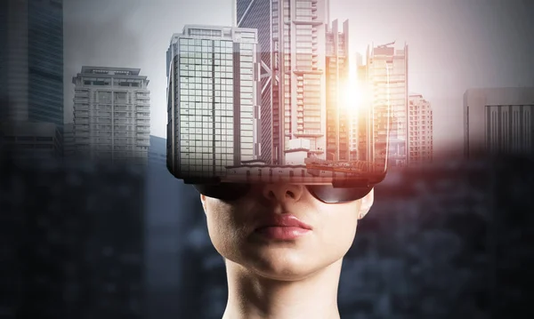 Young woman in VR goggles — Stock Photo, Image