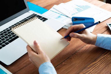 Ofisinde not defteri olan kadın.