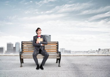 Kitabı olan genç bir öğrenci.