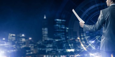 Bilgi kaynaklı dijital arkaplan ve kağıt veya sözleşme uzatan adam