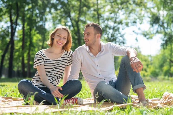 Paar op een picknick in het park — Stockfoto