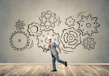 Zarif takım elbiseli kral işadamı boş odada ahşap zeminle koşuyor.